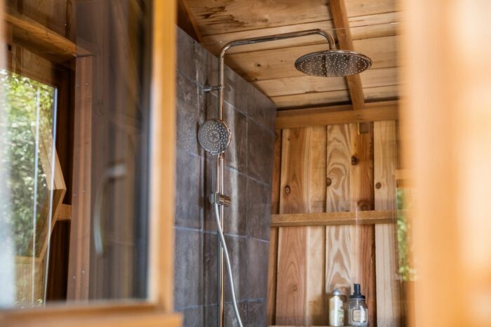 Douche dans la salle de bain Olea en bois