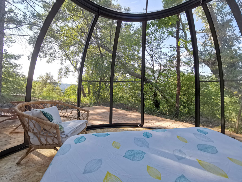 Vue depuis la bulle transparente Olea sur la nature environnante