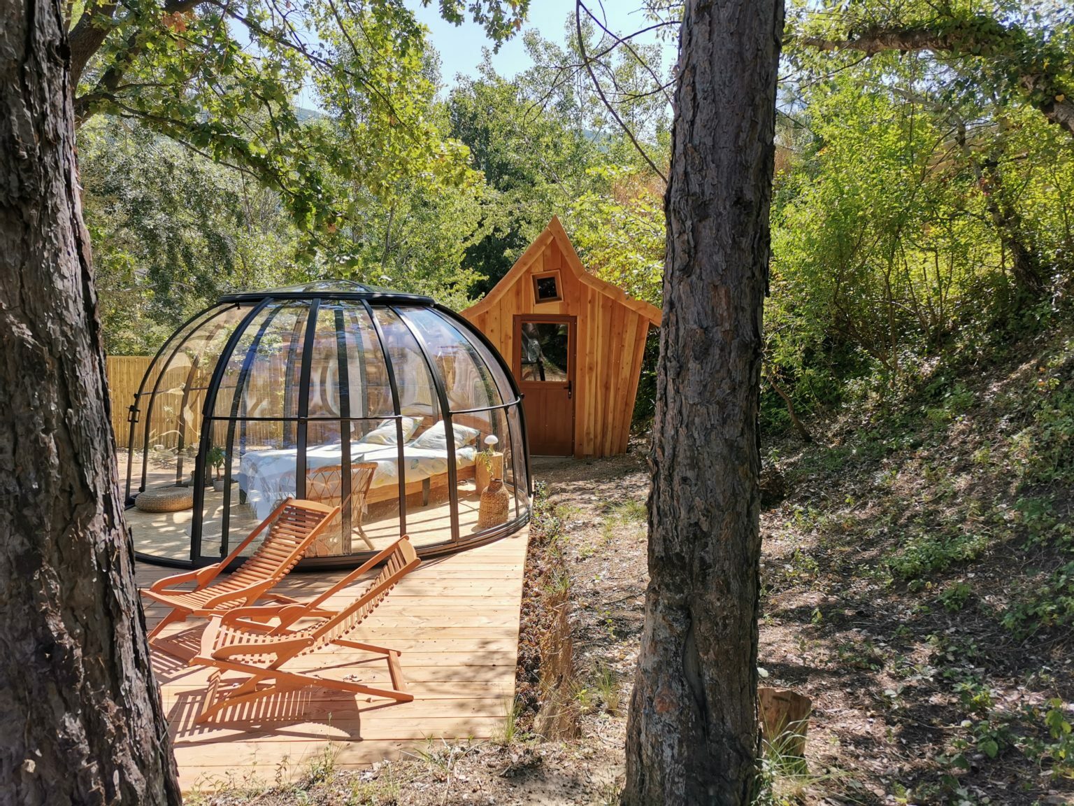 Bulle transparente Olea avec sa cabane salle de bain