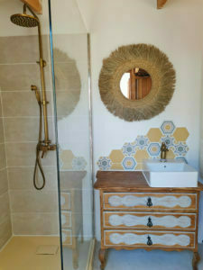 Salle de bain colorée dans la bulle Provence