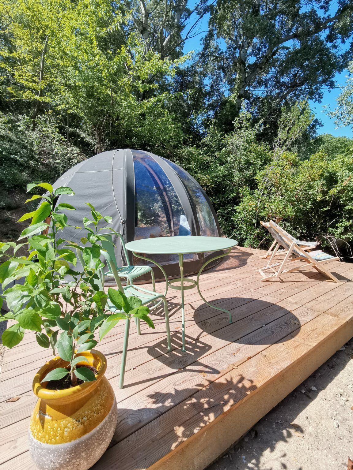 Bulle transparente Provence avec sa table et sa terrasse