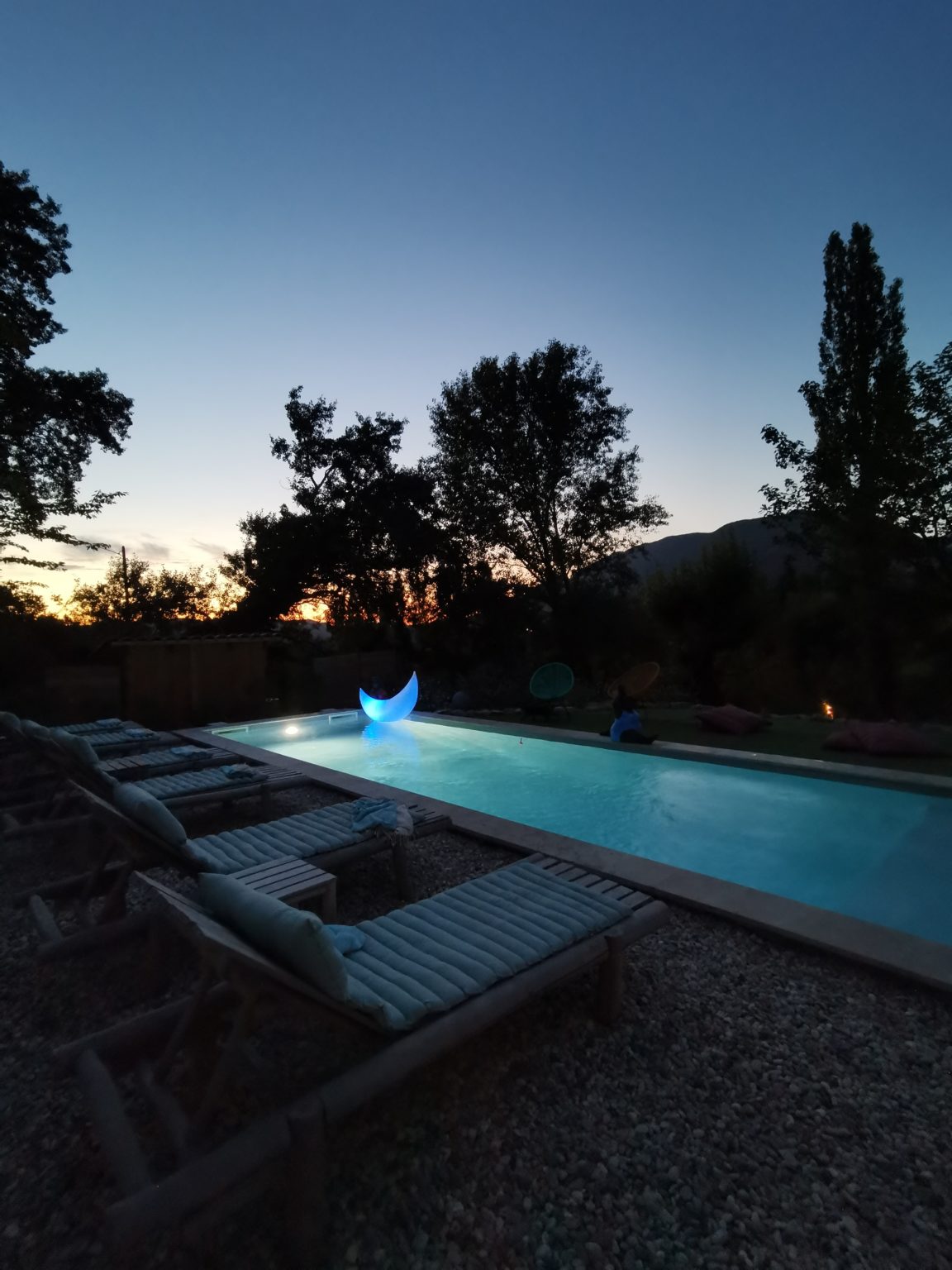 Piscine de nuit avec une bouée lune illuminée