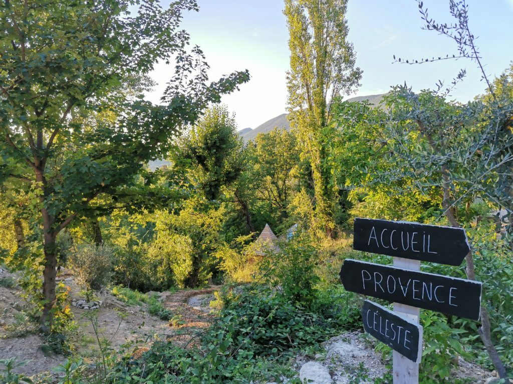Panneau dans un écrin de verdure en Drôme provençale