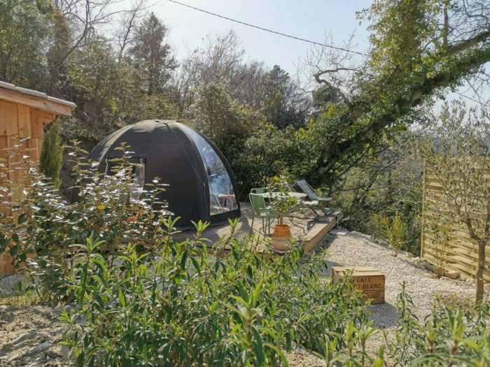 Bulle transparente dans son écrin de nature