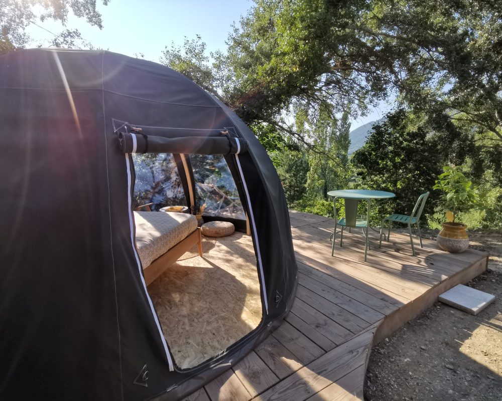 Bulle Provence sur sa terrasse en bois nature
