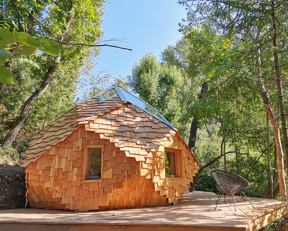 Zome en bois Celeste au milieu de la nature sur sa terrasse en bois